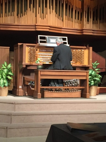 Famed organist Hector Olivera at Allen Organ Concert Hall Allen Organist Hector Olivera